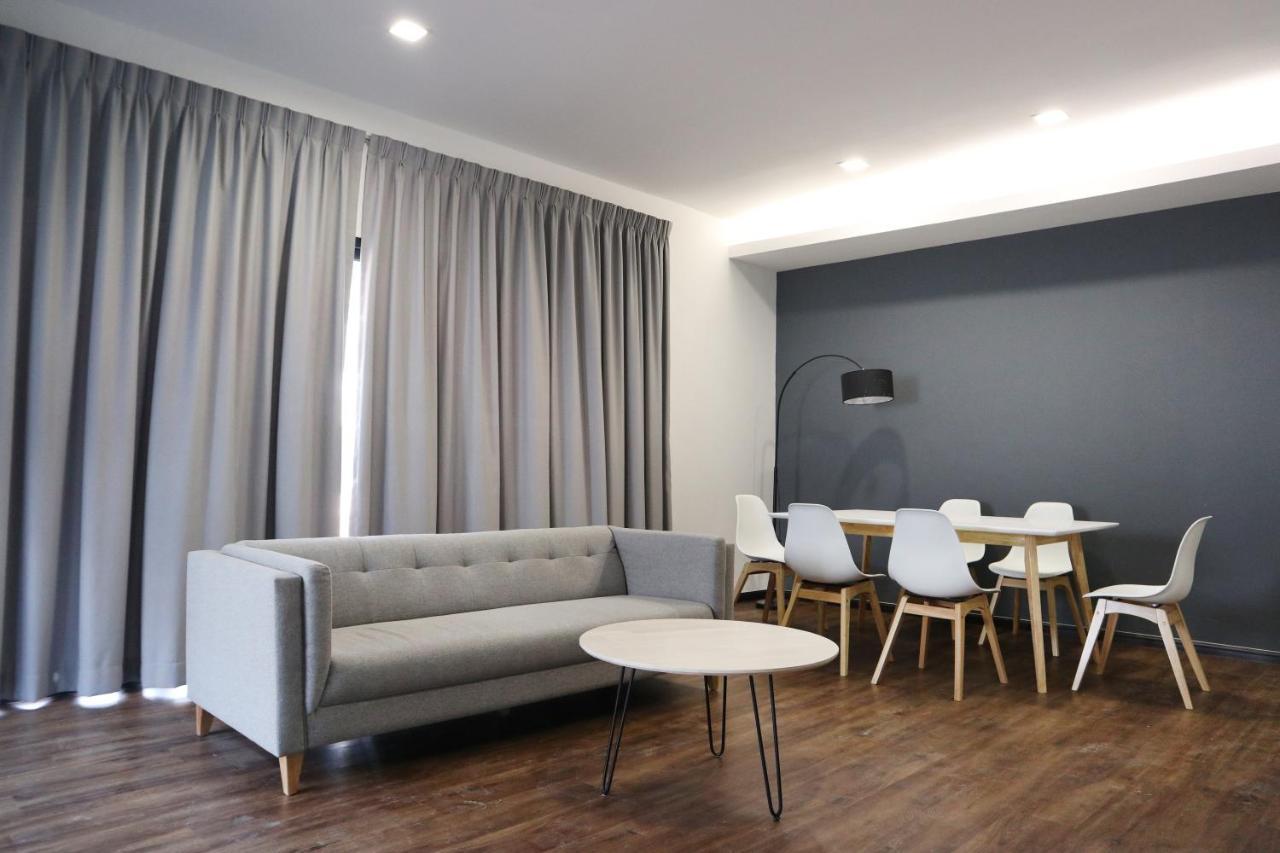 Roxy Sematan Villa & Townhouse ภายนอก รูปภาพ