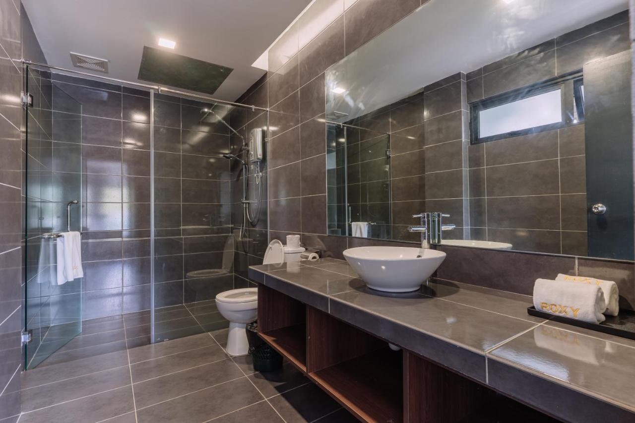 Roxy Sematan Villa & Townhouse ภายนอก รูปภาพ