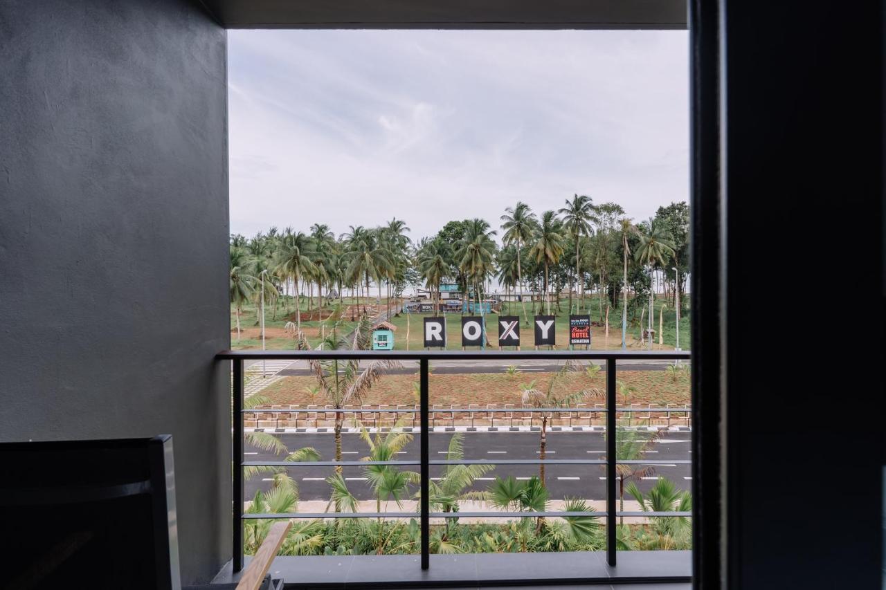 Roxy Sematan Villa & Townhouse ภายนอก รูปภาพ